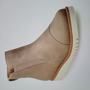 NWT Sonoma Goods For Life Cassi Chelsea Boots- Size 7.5 - Taupe